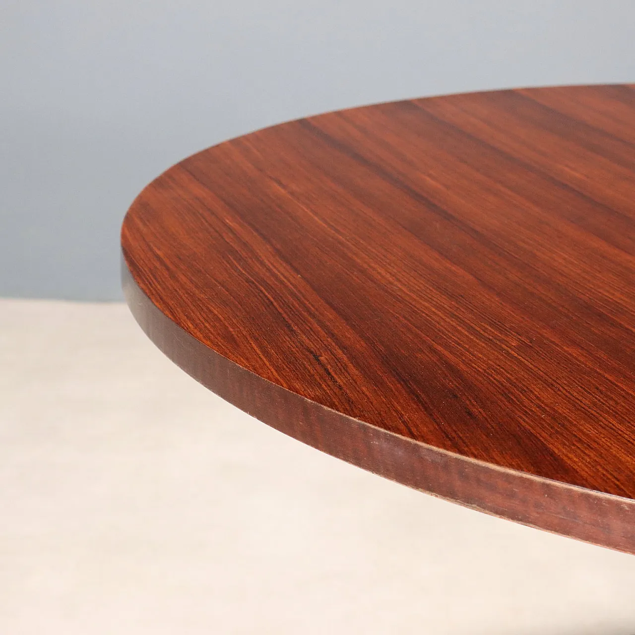 Tavolo impiallacciato in legno esotico con piedini in metallo, '900 4