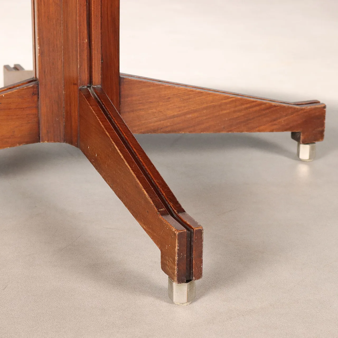 Tavolo impiallacciato in legno esotico con piedini in metallo, '900 6