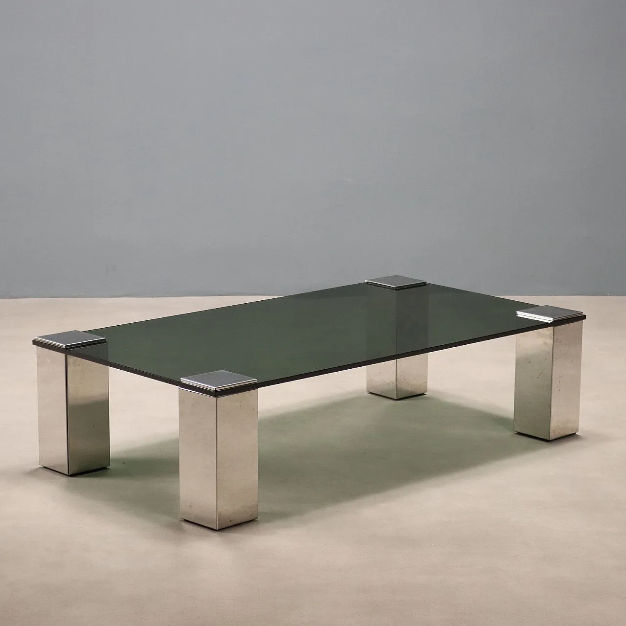 Tavolino con piano in vetro fumé e gambe in metallo cromato, '900 1