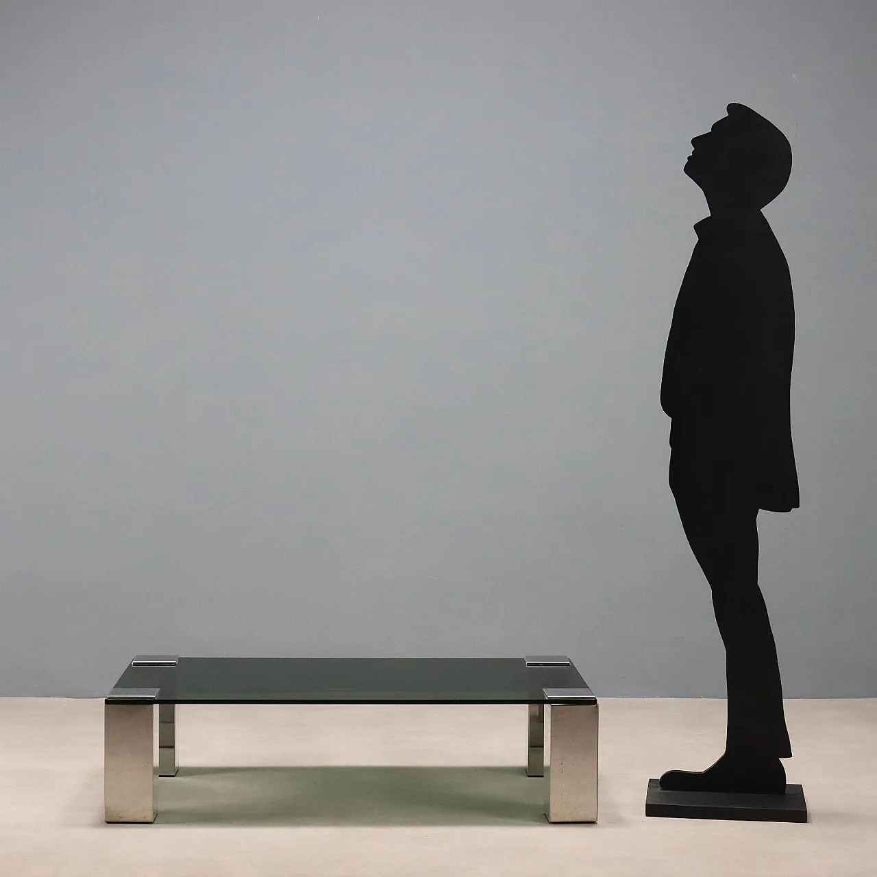 Tavolino con piano in vetro fumé e gambe in metallo cromato, '900 2