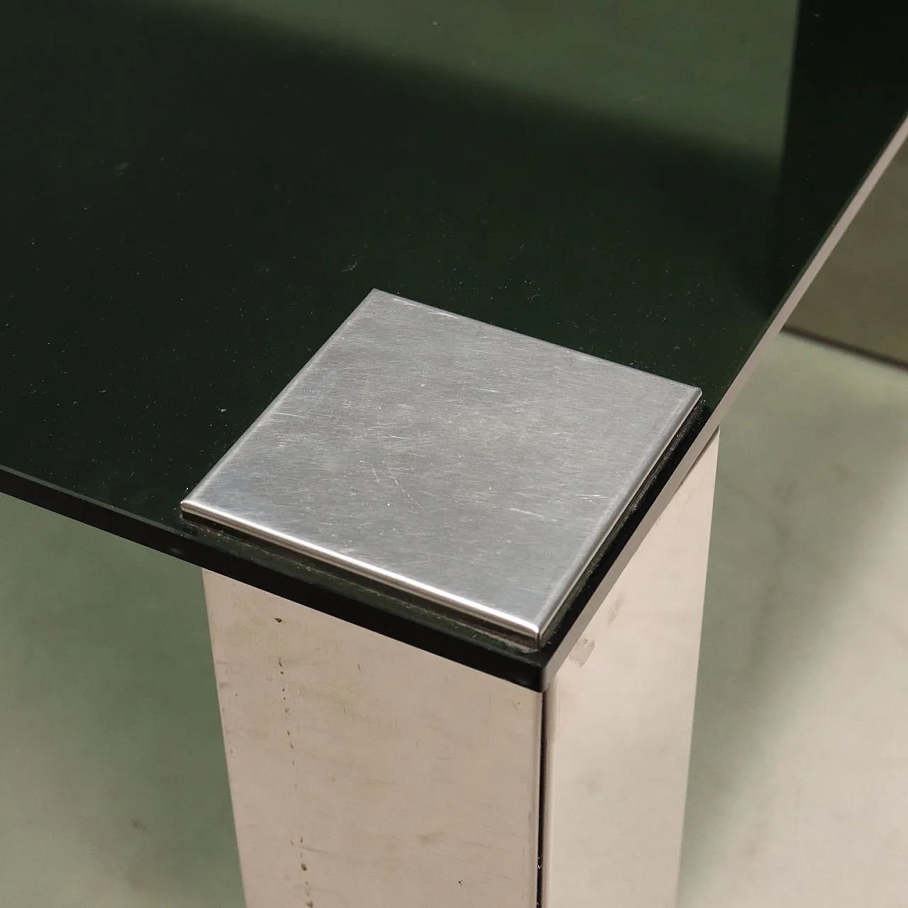 Tavolino con piano in vetro fumé e gambe in metallo cromato, '900 4