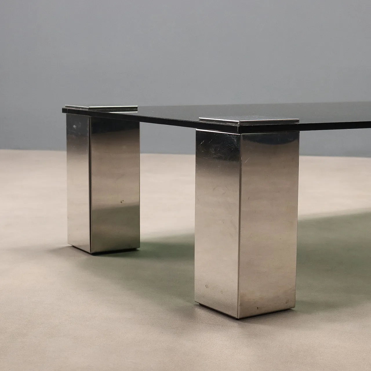 Tavolino con piano in vetro fumé e gambe in metallo cromato, '900 5