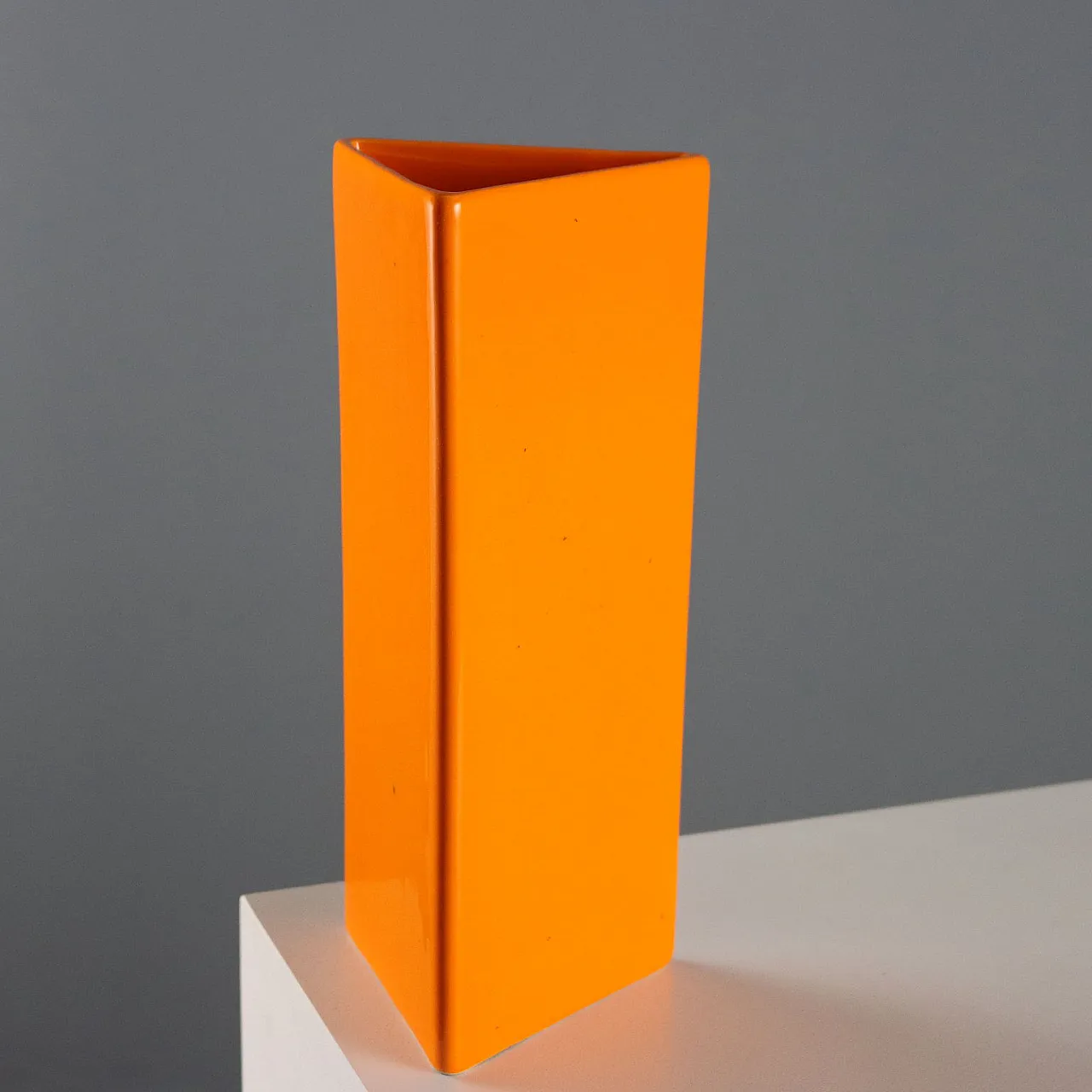 Vaso triangolare in ceramica arancione di Gabbianelli, '900 1