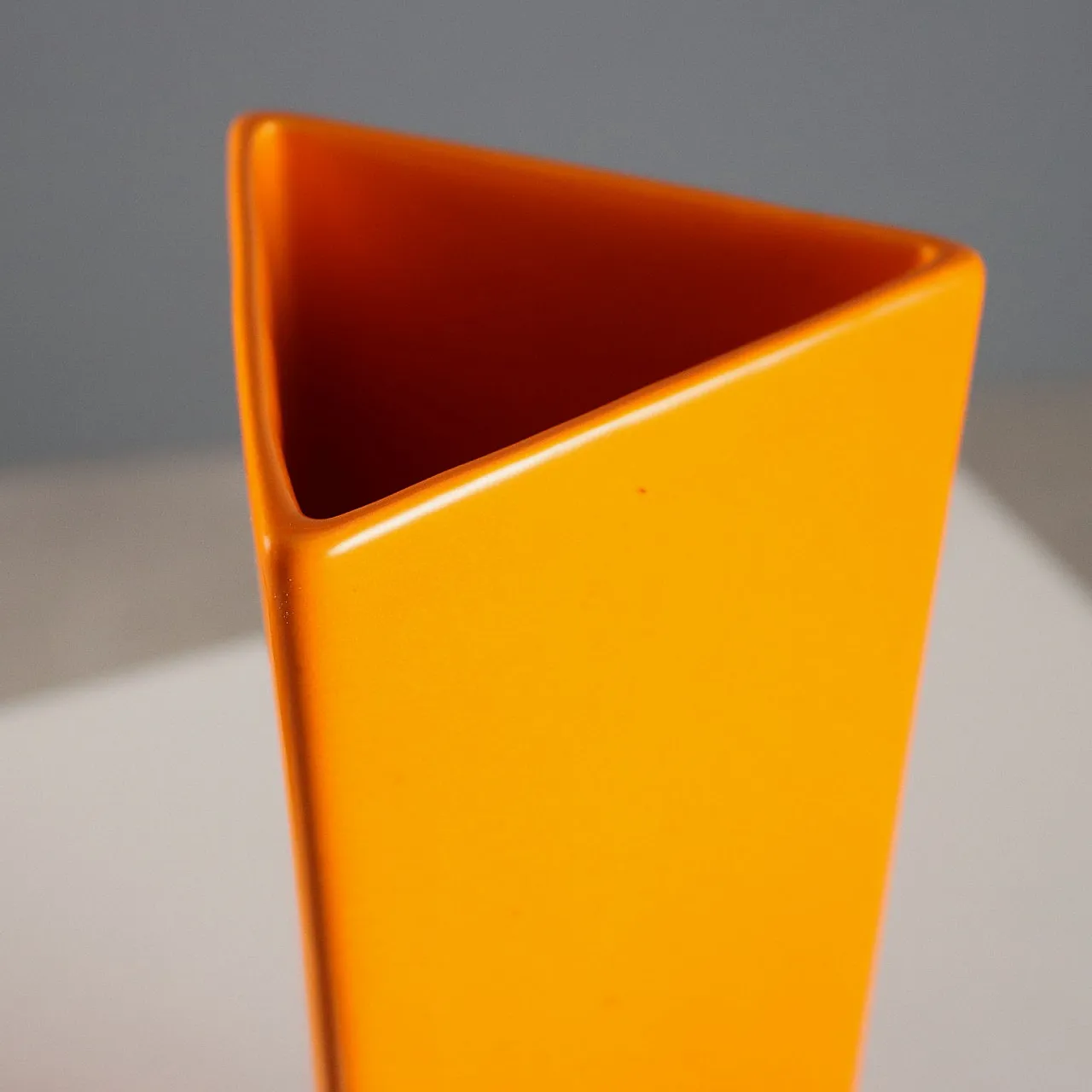 Vaso triangolare in ceramica arancione di Gabbianelli, '900 3