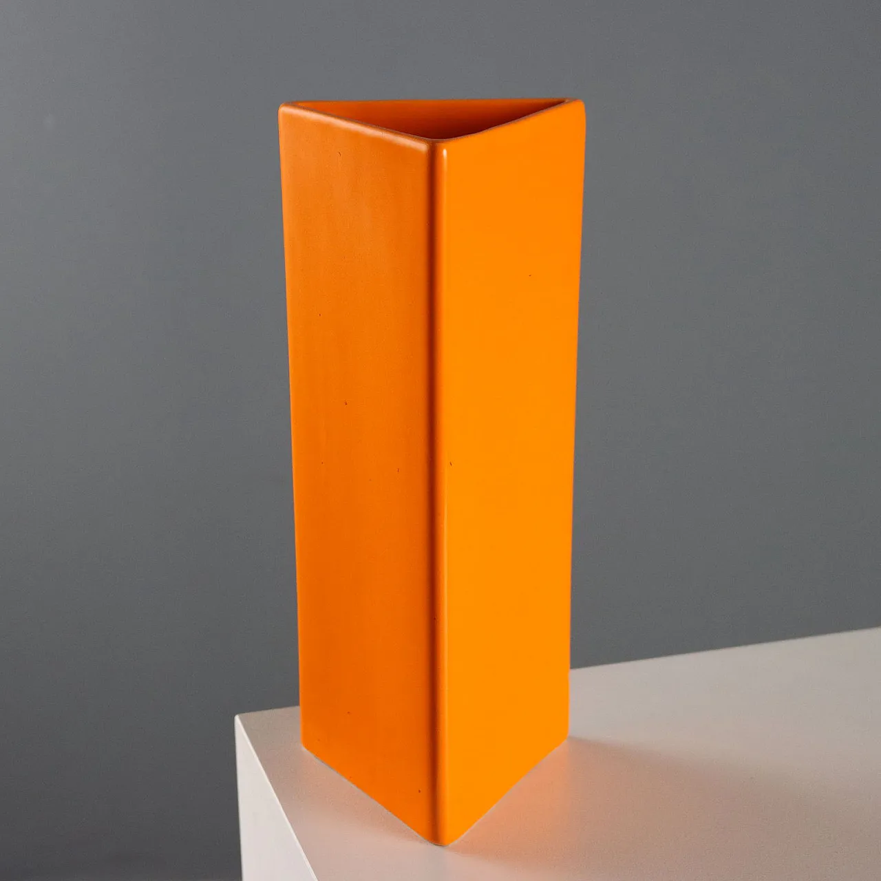 Vaso triangolare in ceramica arancione di Gabbianelli, '900 4