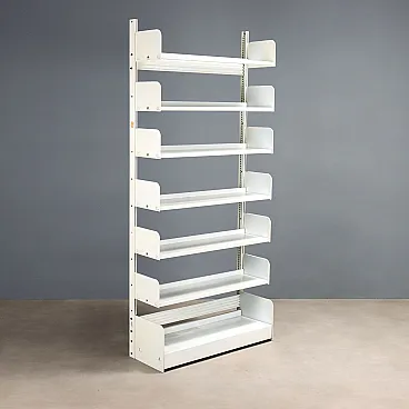 Scaffale in metallo laccato bianco con ripiani regolabili, '900