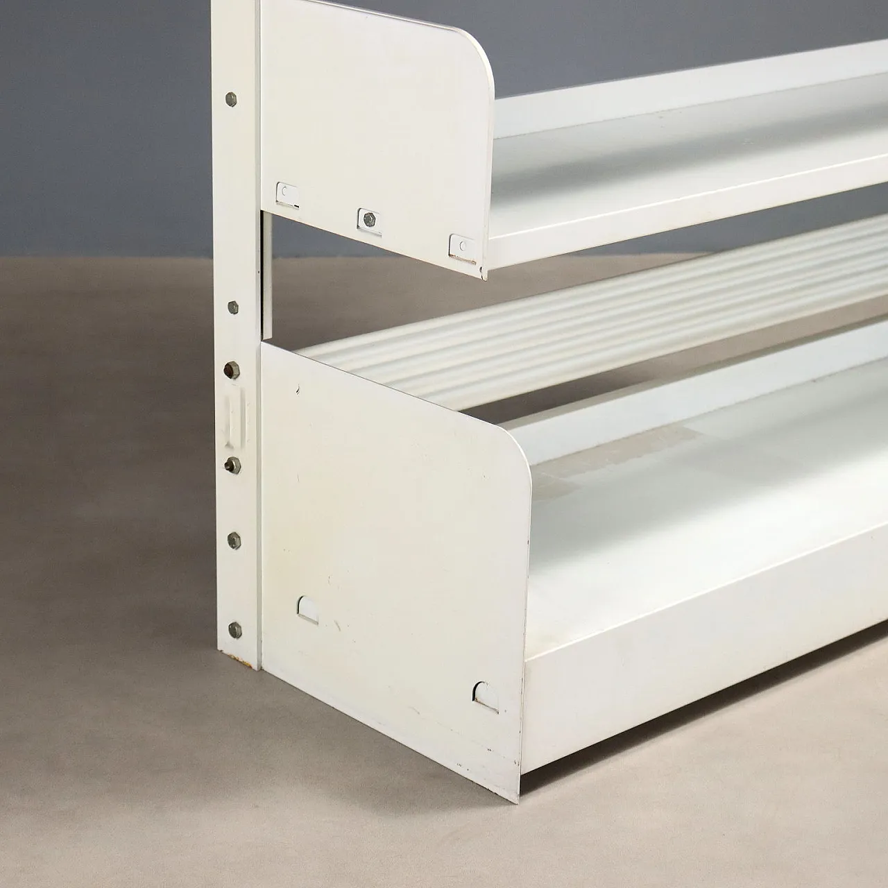 Scaffale in metallo laccato bianco con ripiani regolabili, '900 5