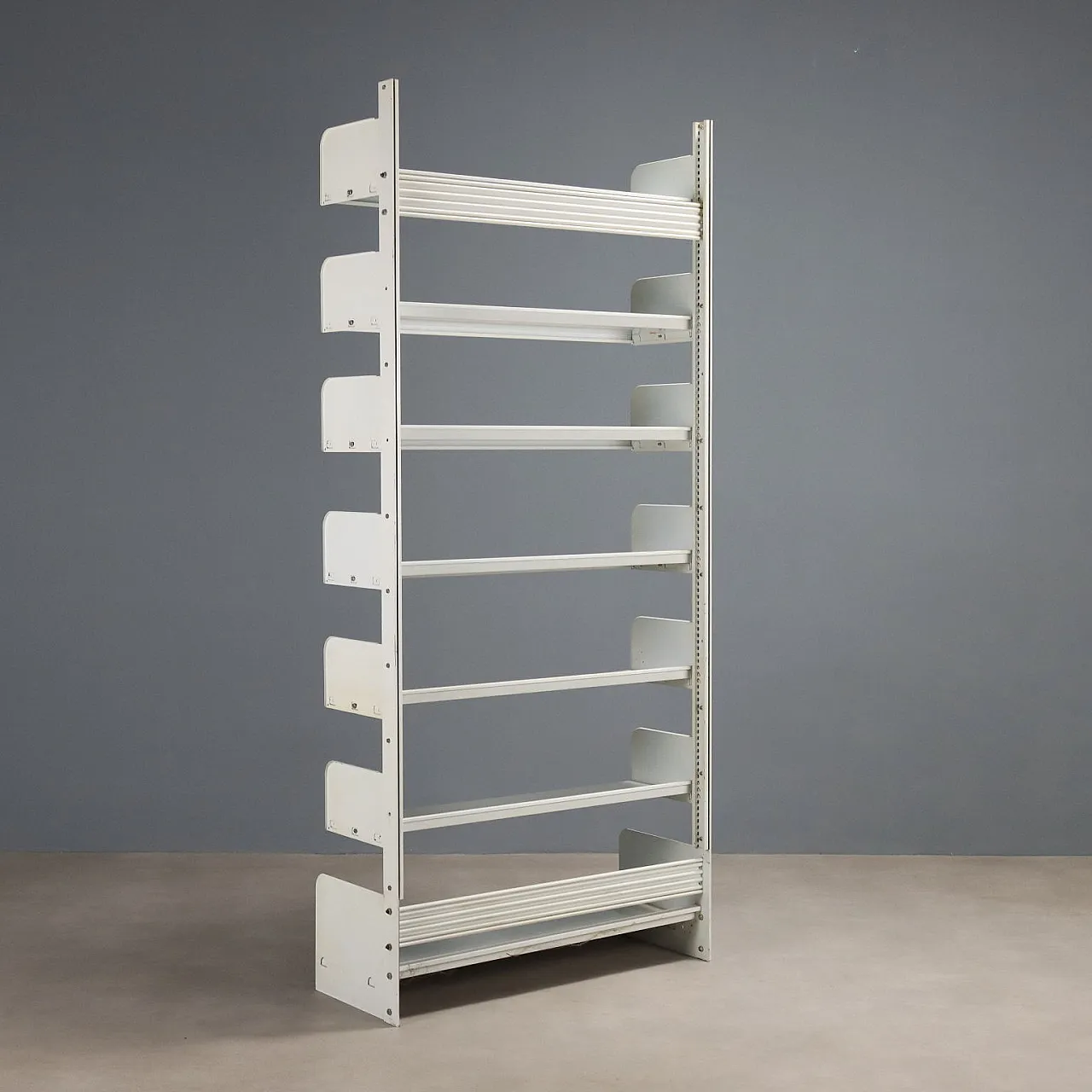 Scaffale in metallo laccato bianco con ripiani regolabili, '900 7