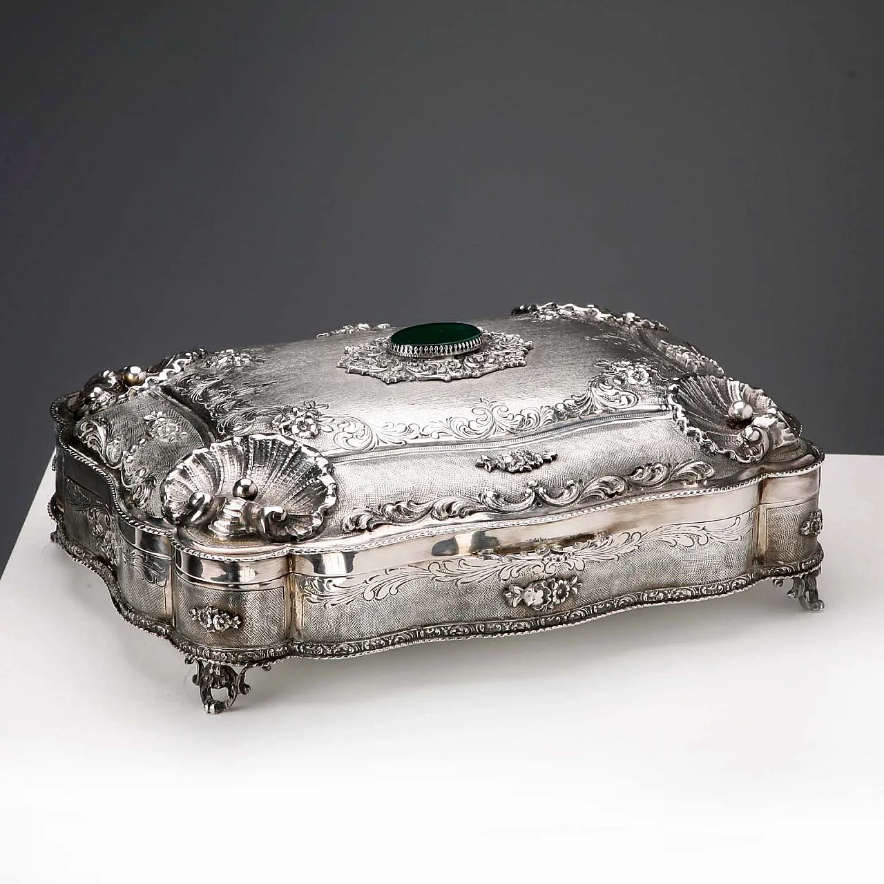 Engraved, chiselled and burin-worked silver box, 20th century 1