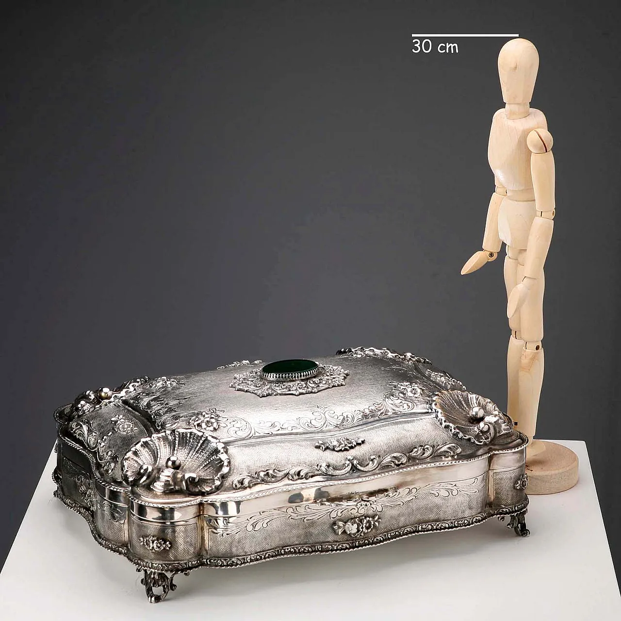 Engraved, chiselled and burin-worked silver box, 20th century 3