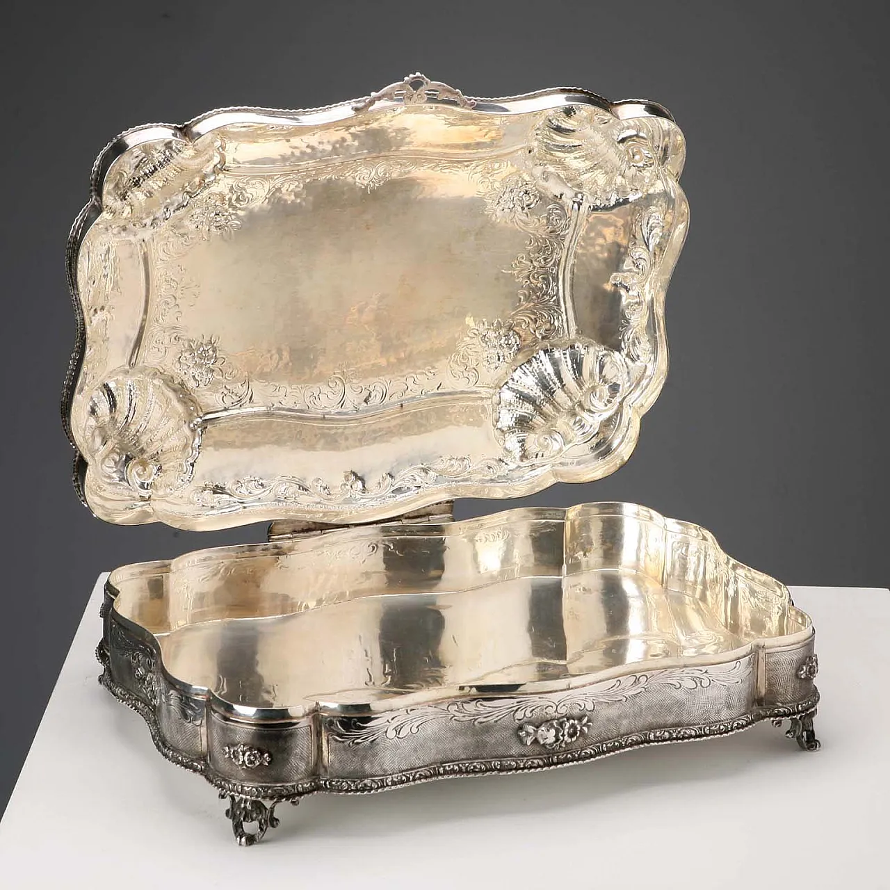 Engraved, chiselled and burin-worked silver box, 20th century 4