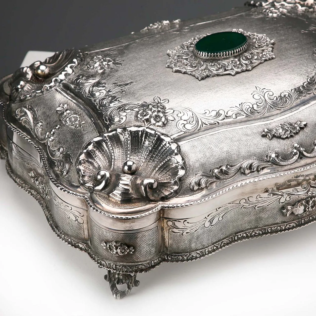 Engraved, chiselled and burin-worked silver box, 20th century 5