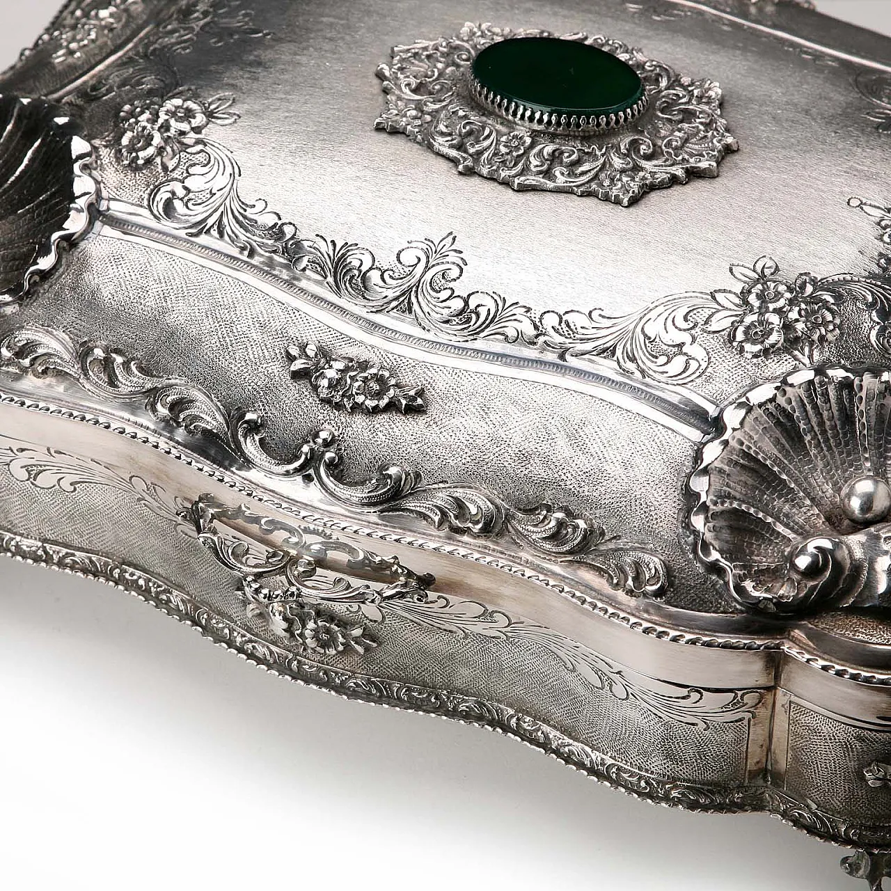 Engraved, chiselled and burin-worked silver box, 20th century 6