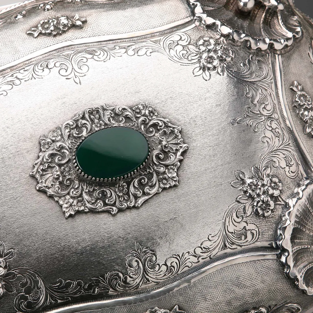 Engraved, chiselled and burin-worked silver box, 20th century 7