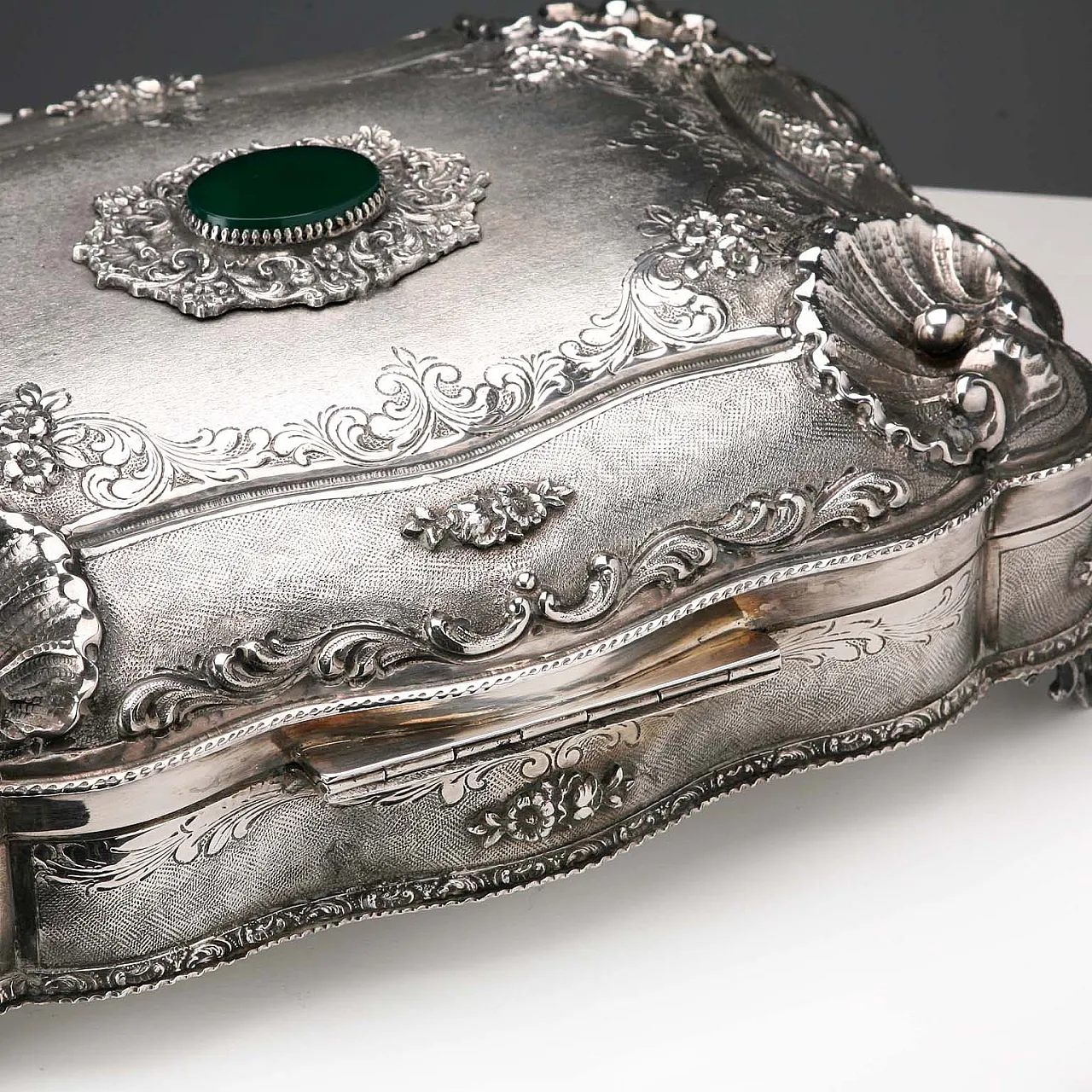 Engraved, chiselled and burin-worked silver box, 20th century 8
