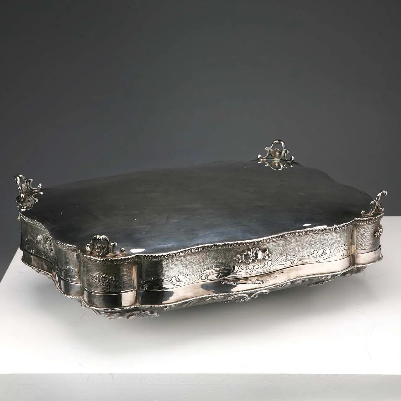 Engraved, chiselled and burin-worked silver box, 20th century 9