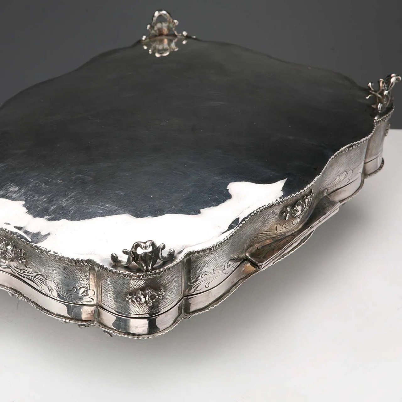 Engraved, chiselled and burin-worked silver box, 20th century 10