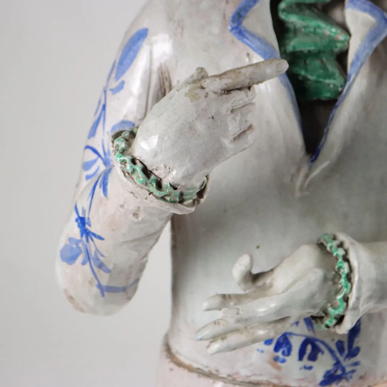 Statua in terracotta smaltata di figura in maschera 4