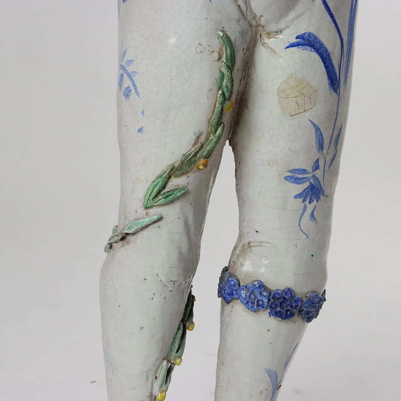 Statua in terracotta smaltata di figura in maschera 5