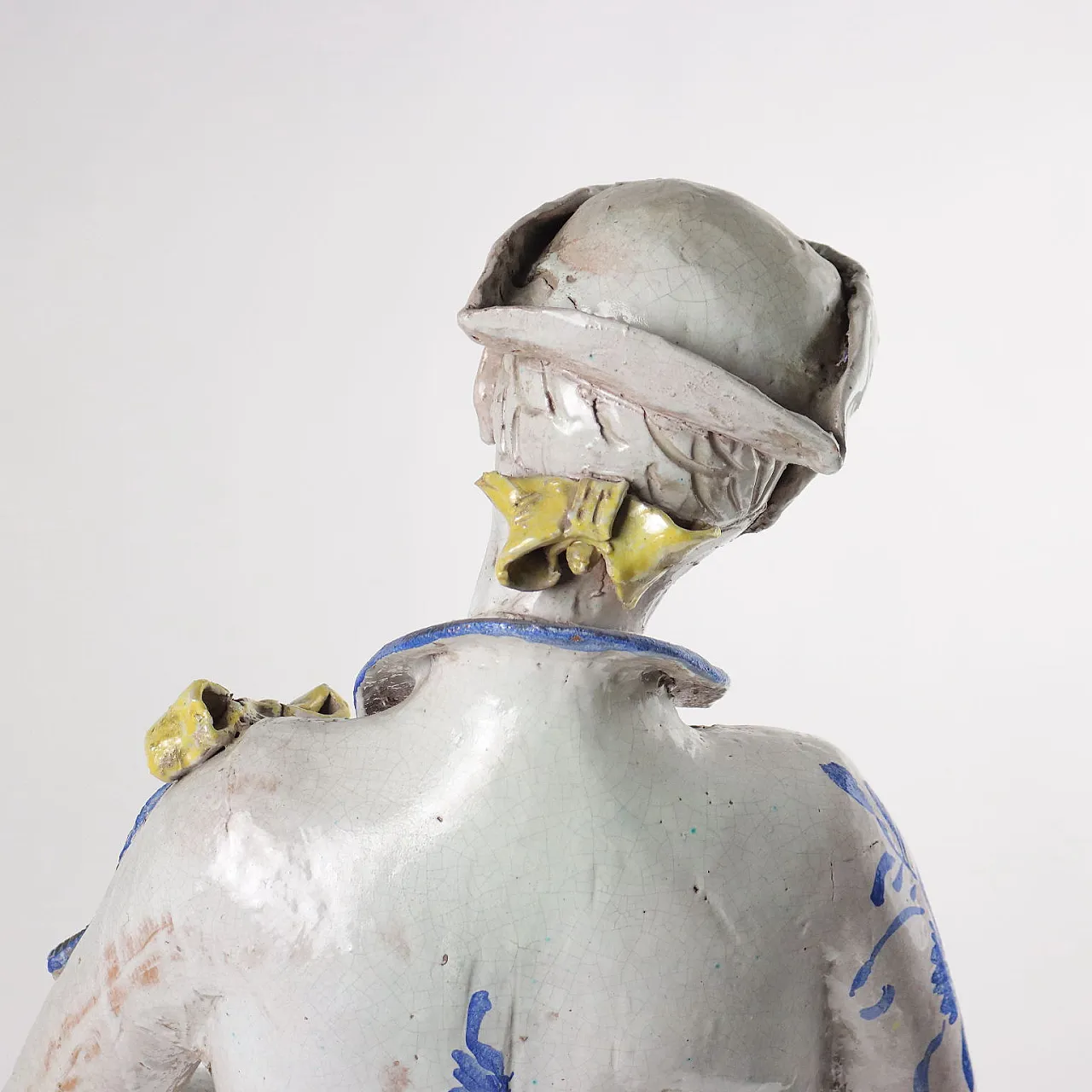 Statua in terracotta smaltata di figura in maschera 8