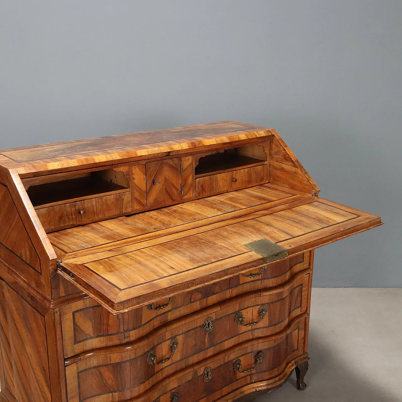 Cassapanca a ribalta in noce e semiminima tardo barocca, metà '700 3