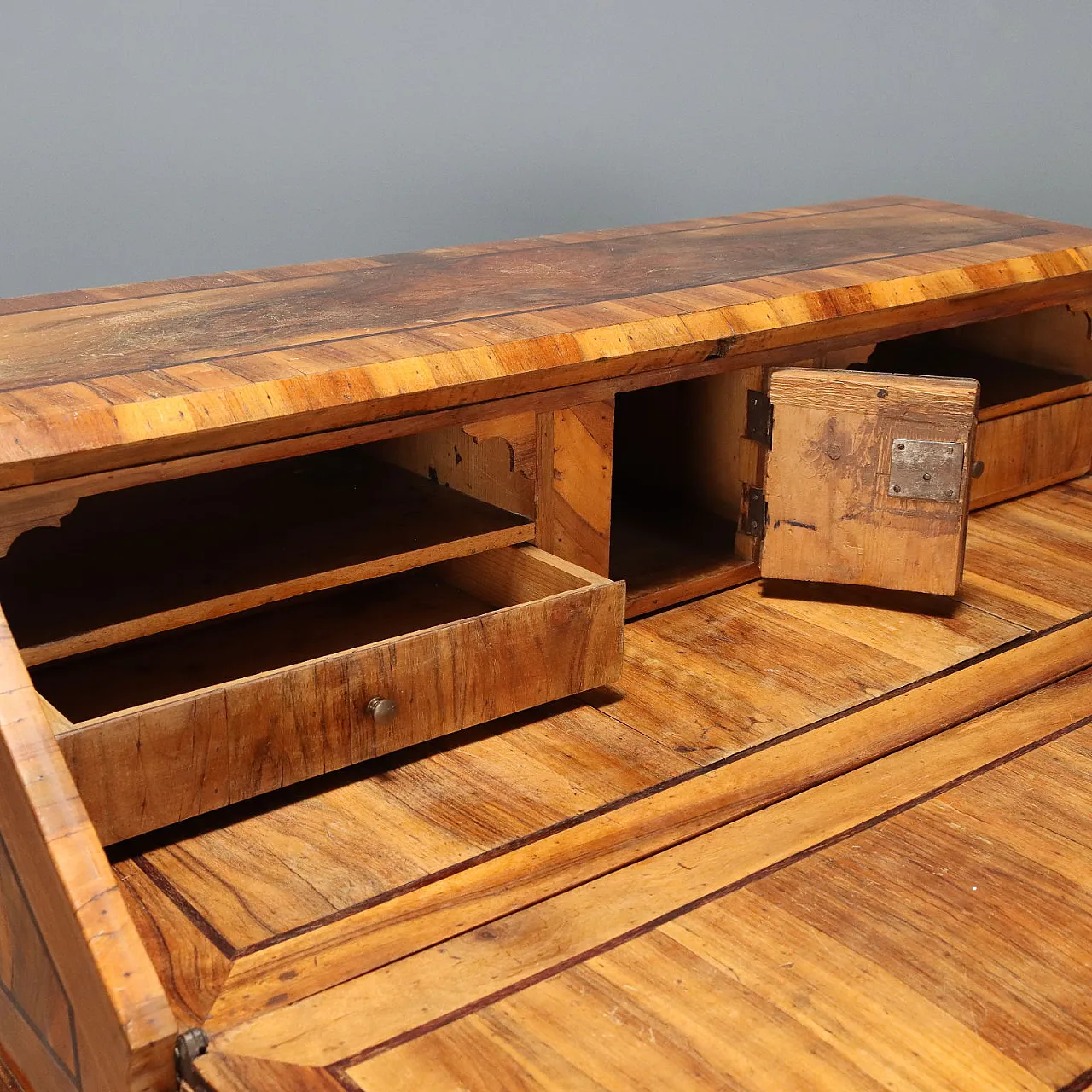 Cassapanca a ribalta in noce e semiminima tardo barocca, metà '700 4