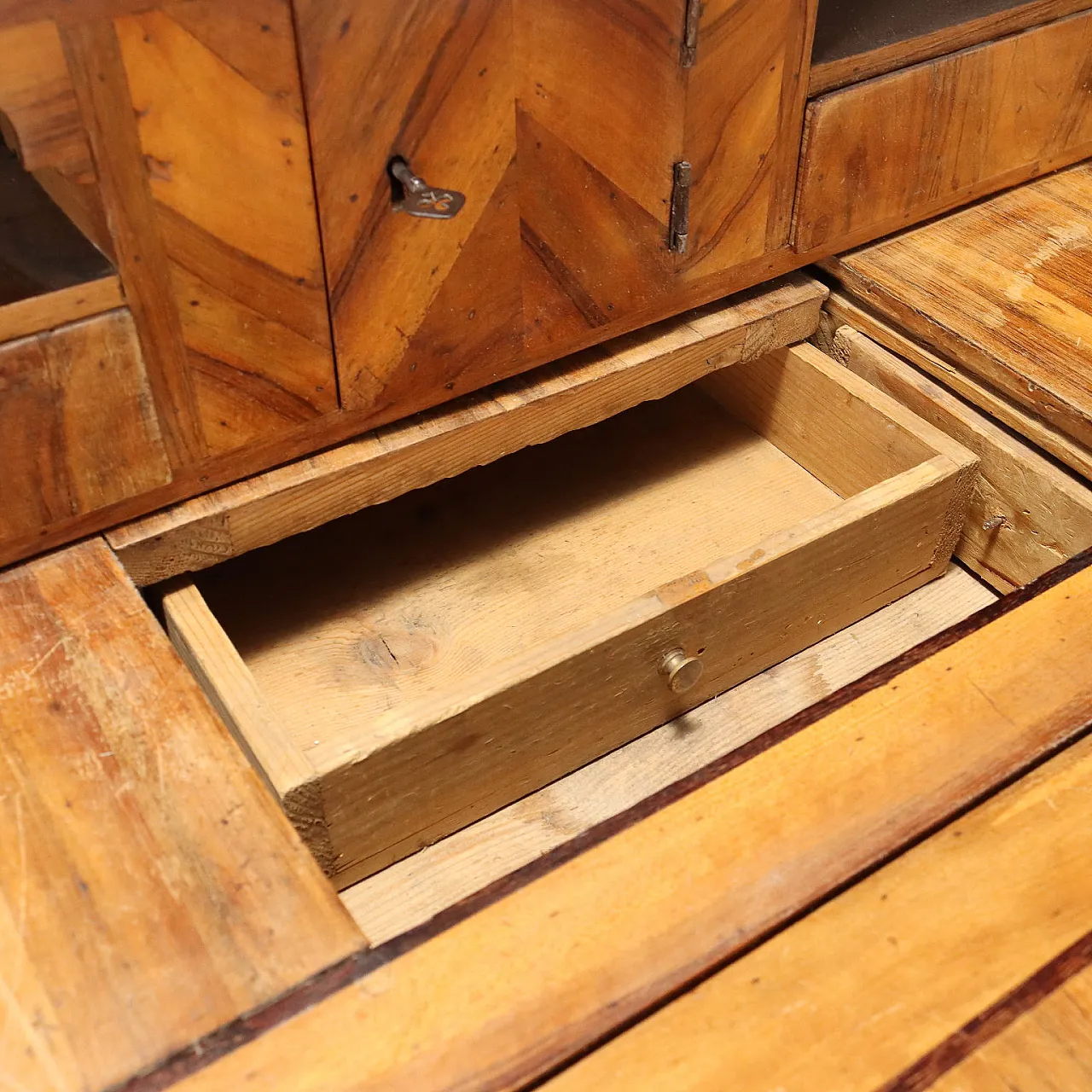 Cassapanca a ribalta in noce e semiminima tardo barocca, metà '700 5