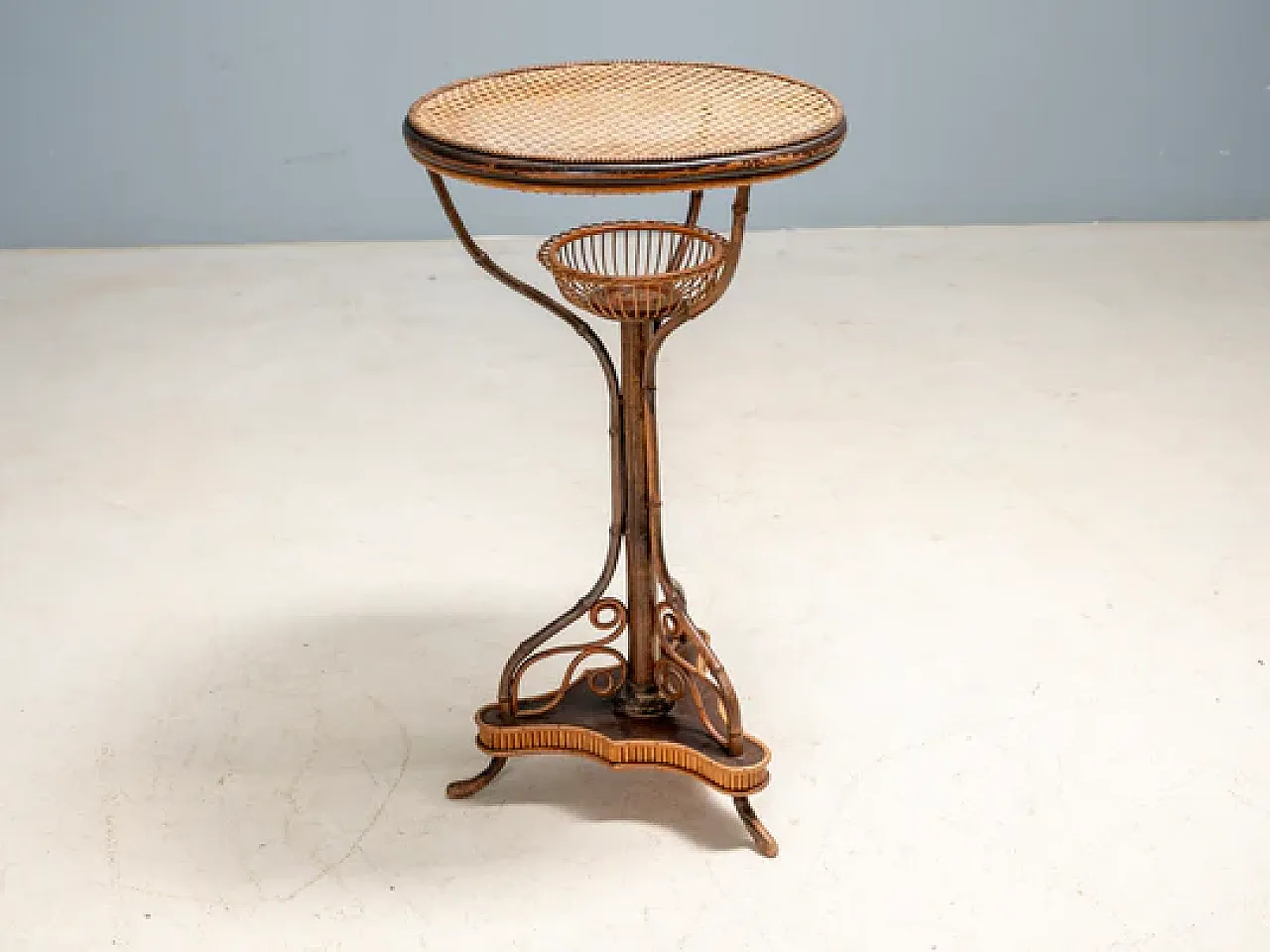 Tavolo Liberty con piedistallo in legno curvato e rattan, primo '900 1