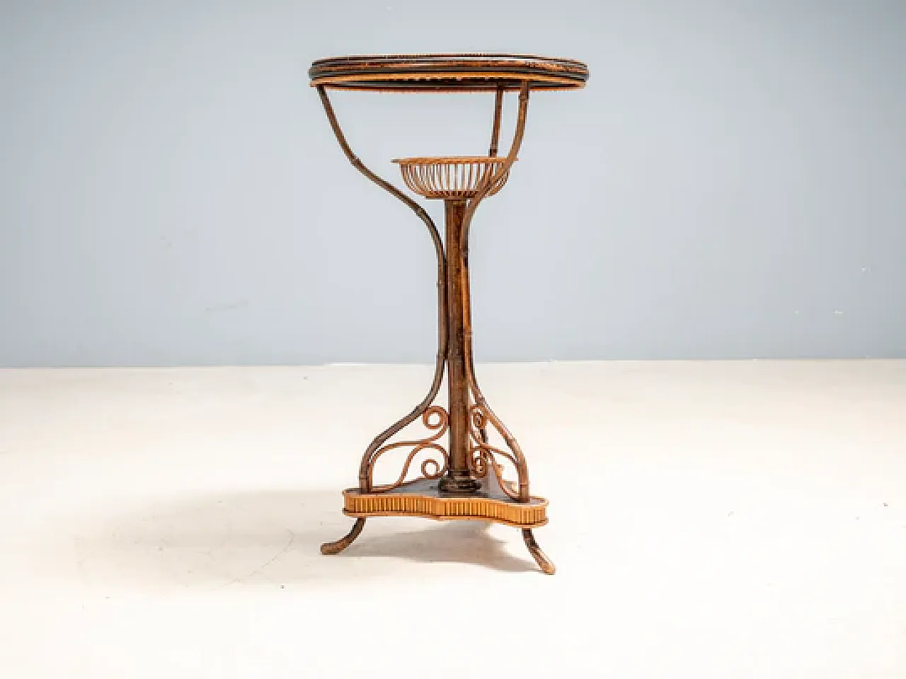 Tavolo Liberty con piedistallo in legno curvato e rattan, primo '900 2