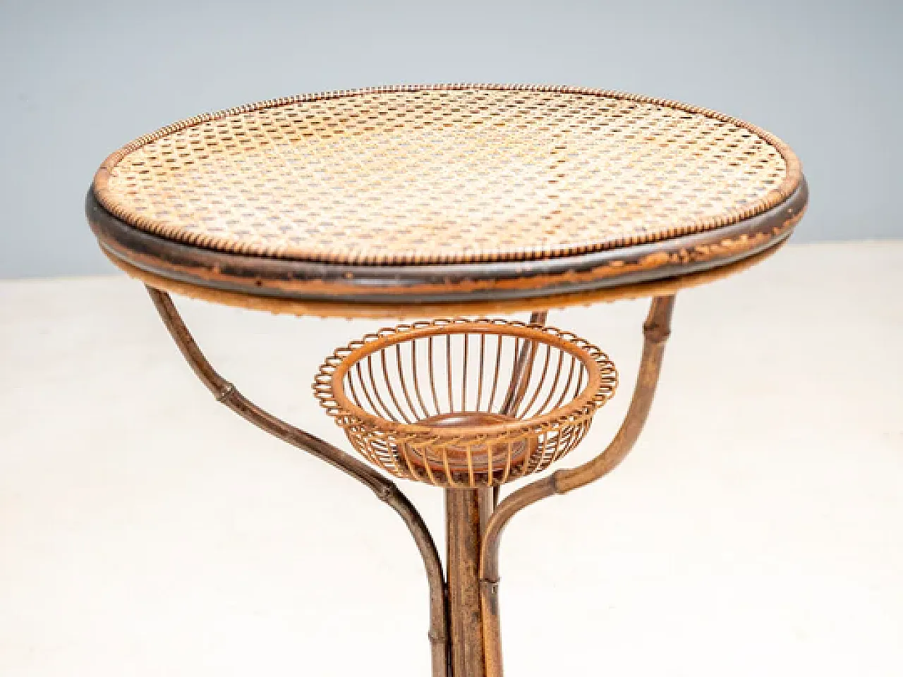 Tavolo Liberty con piedistallo in legno curvato e rattan, primo '900 3