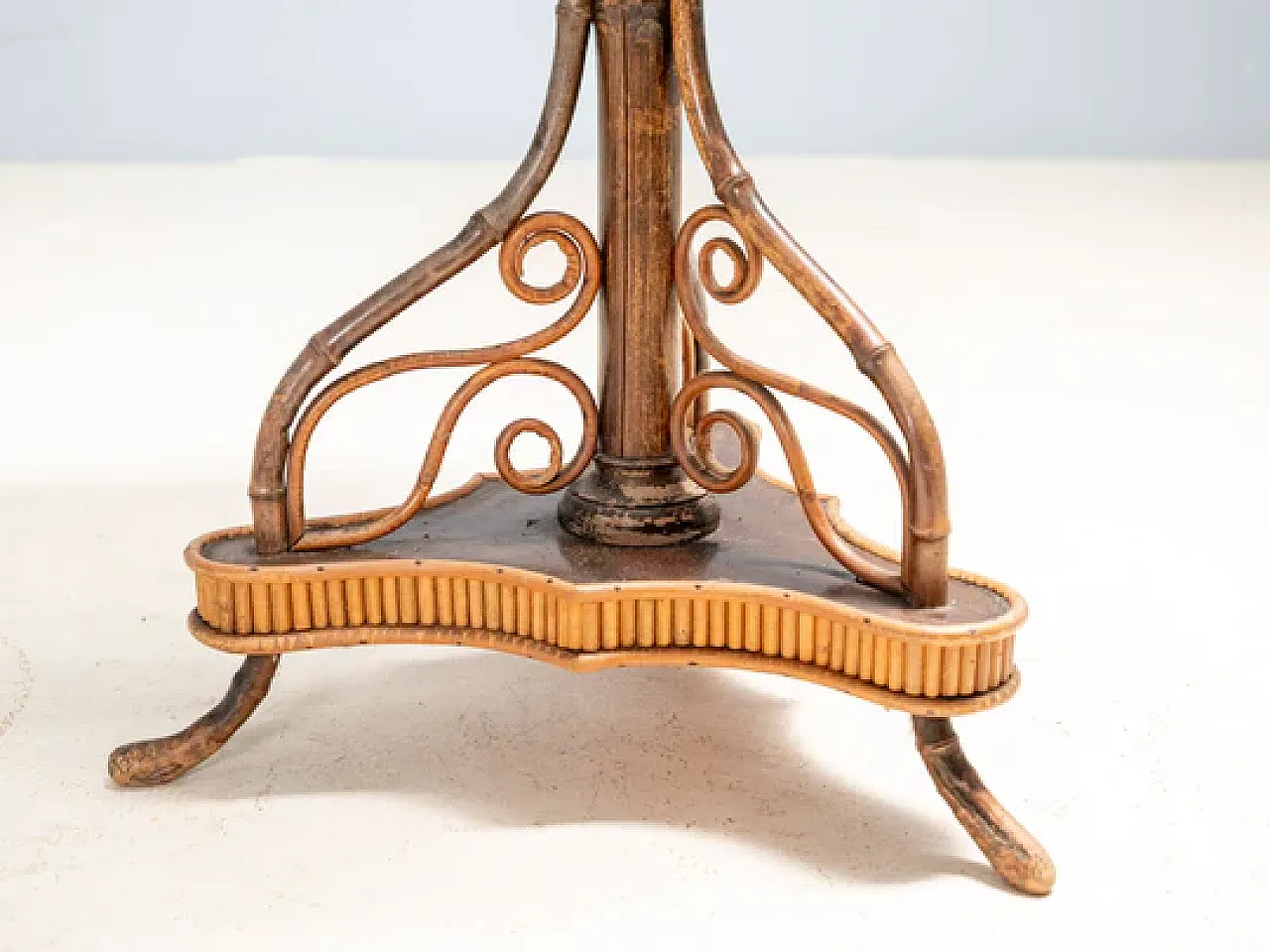 Tavolo Liberty con piedistallo in legno curvato e rattan, primo '900 4