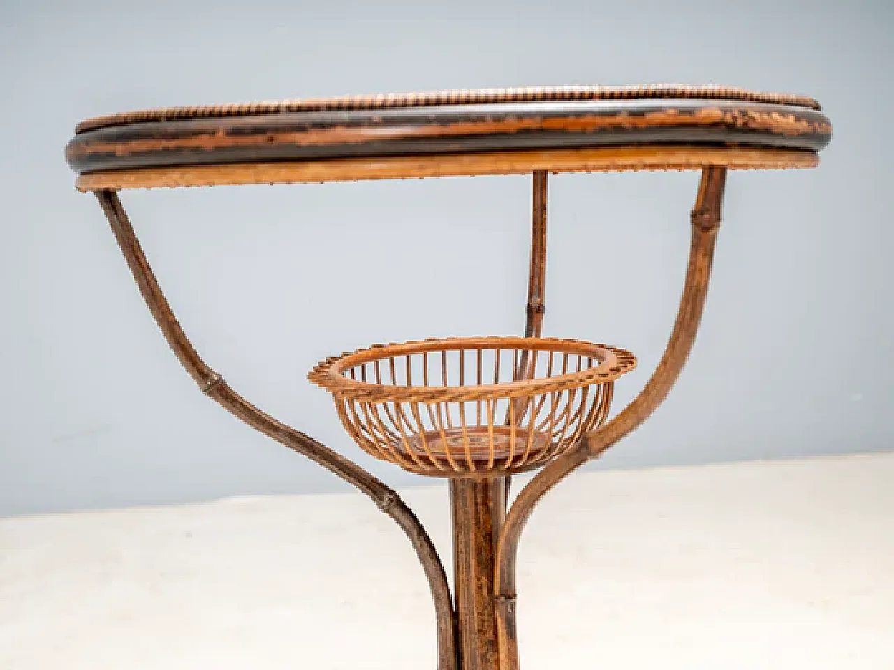 Tavolo Liberty con piedistallo in legno curvato e rattan, primo '900 5