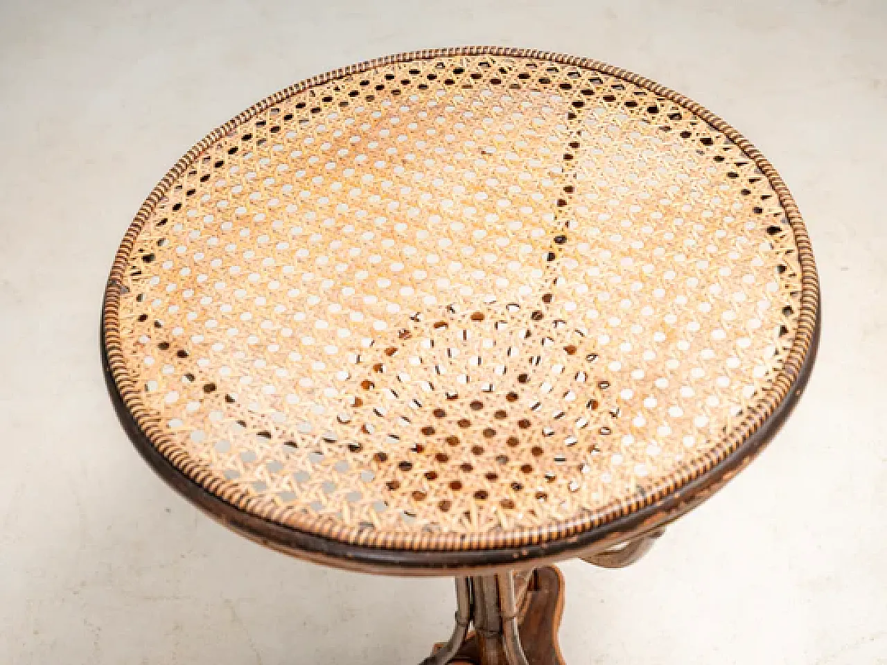 Tavolo Liberty con piedistallo in legno curvato e rattan, primo '900 6