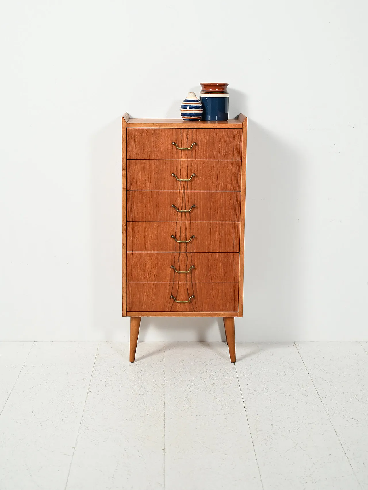 Piccola cassettiera scandinava in teak anni Cinquanta 1