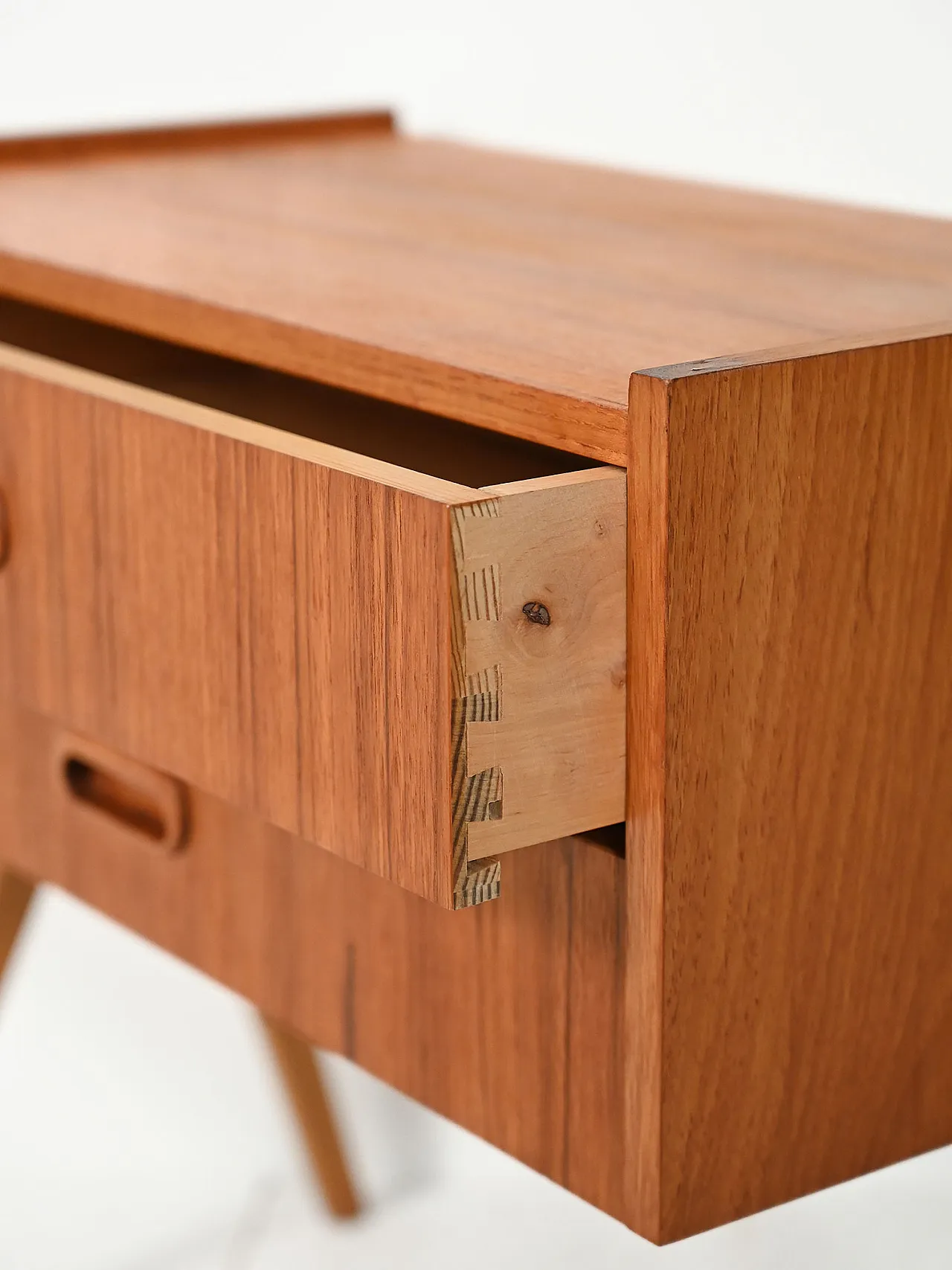 Comodino scandinavo in teak con due cassetti, anni Sessanta 8