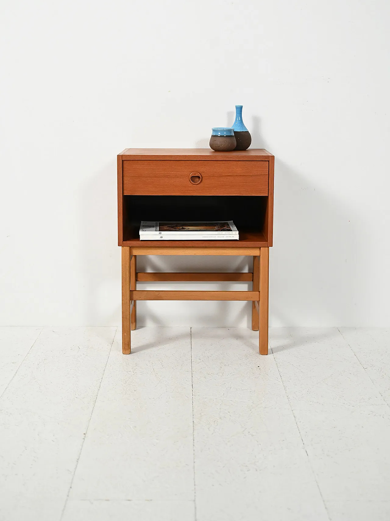 Comodino scandinavo cubico in teak anni Sessanta 1