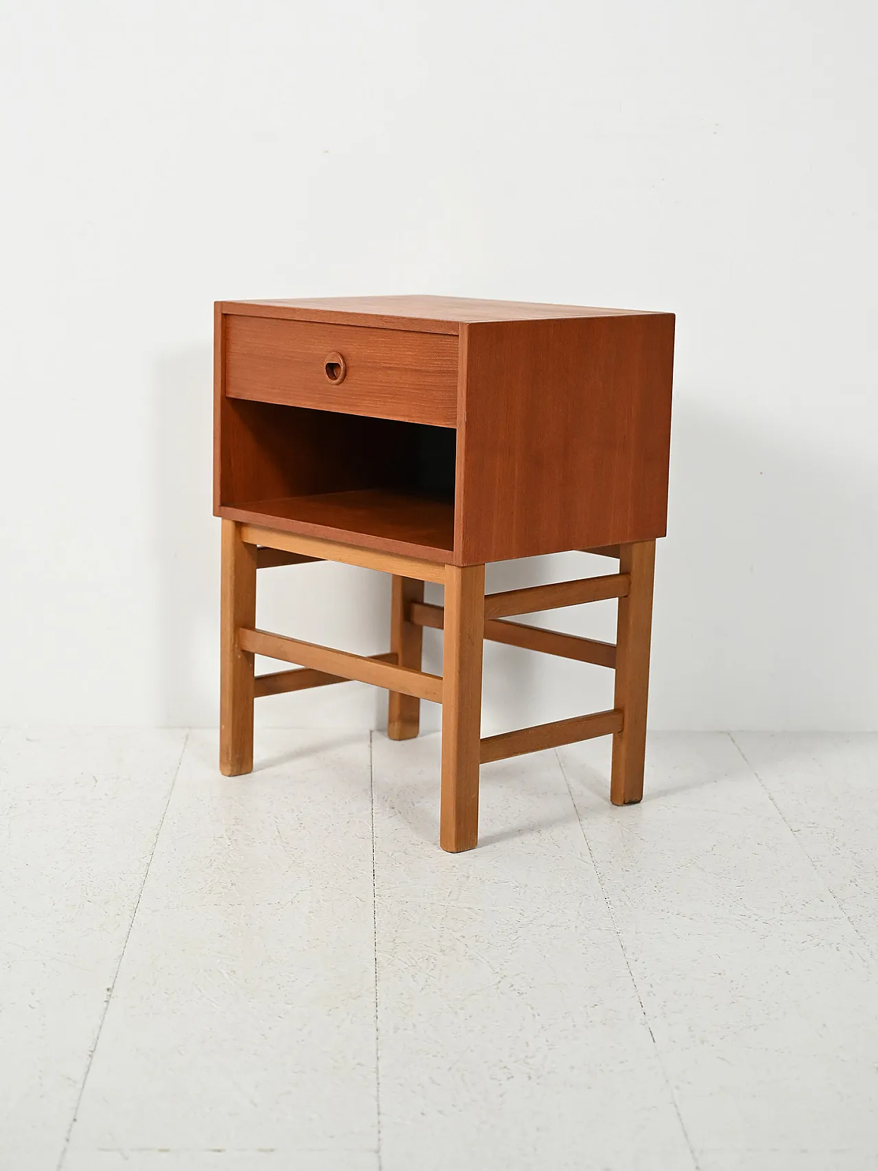 Comodino scandinavo cubico in teak anni Sessanta 4