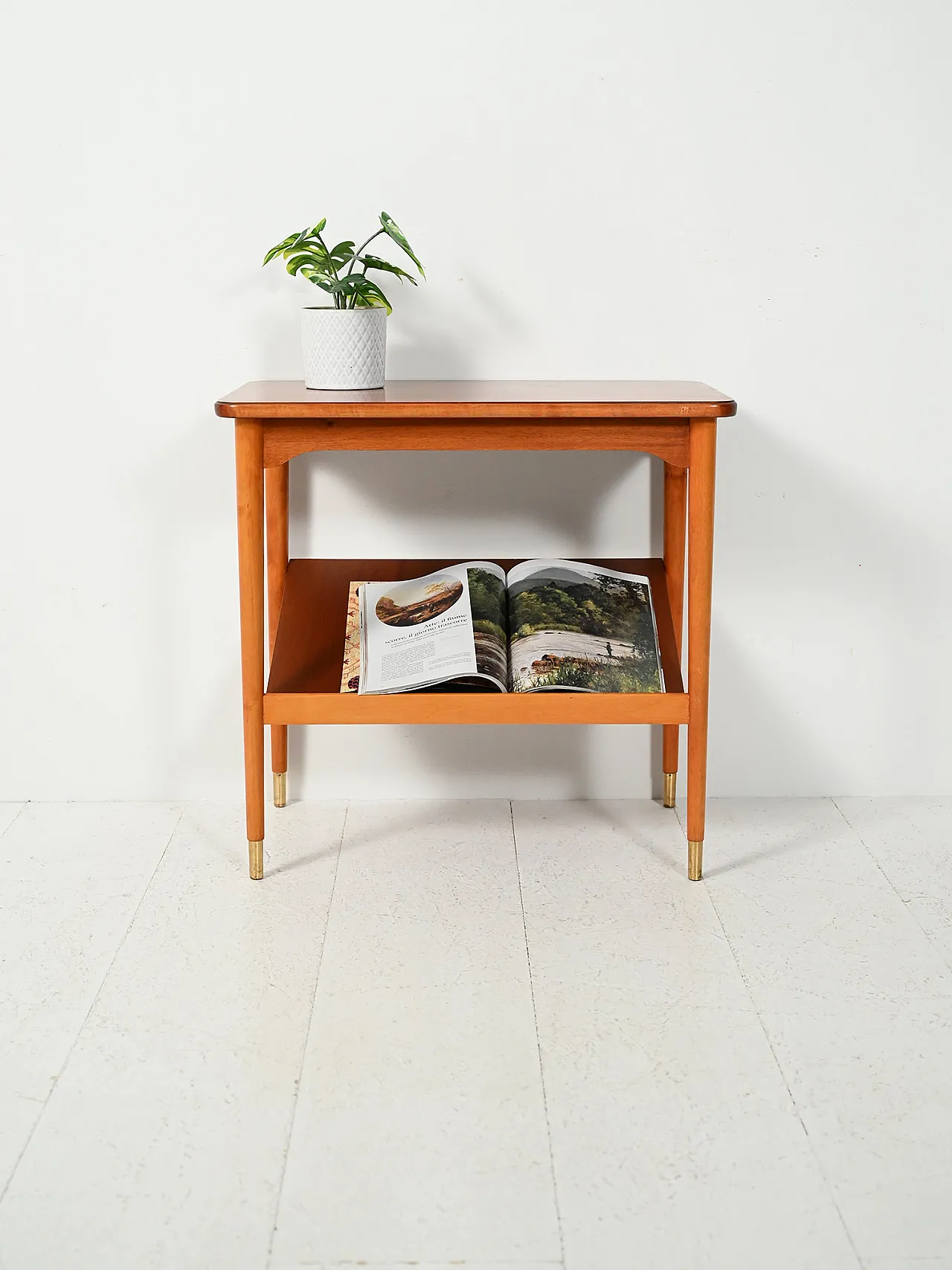 Coffee table scandinavo con mensola espositore 1