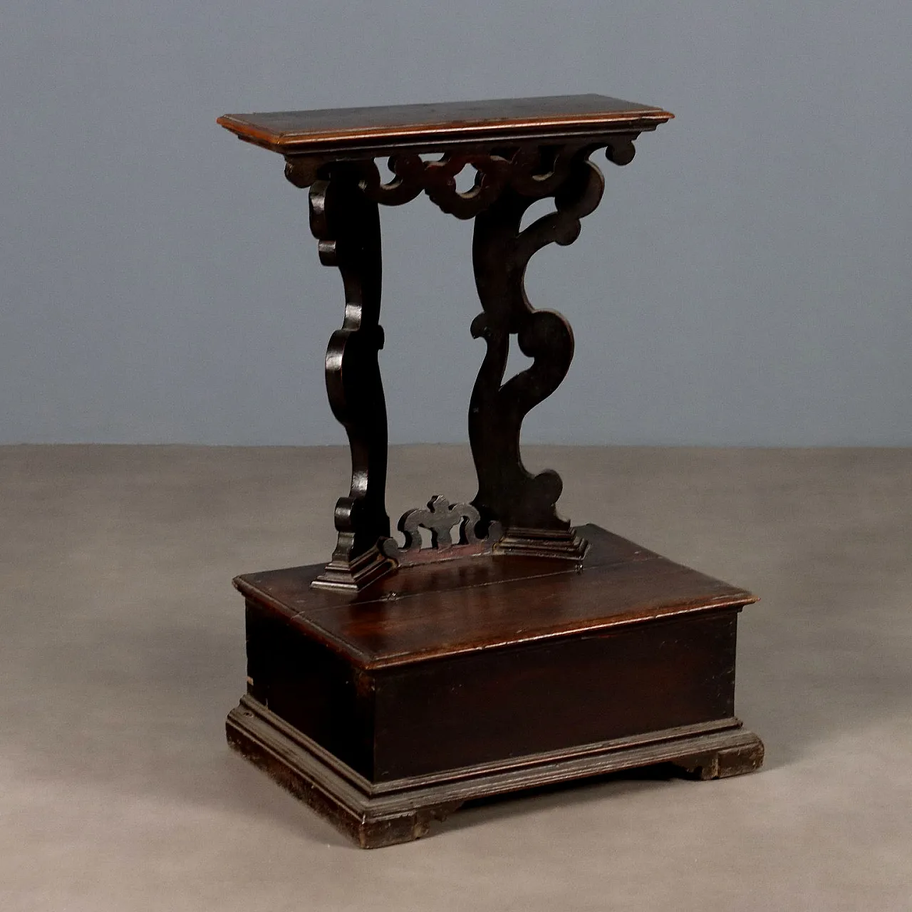 Baroque cherry writing desk with chestnut interior, 17th century 1