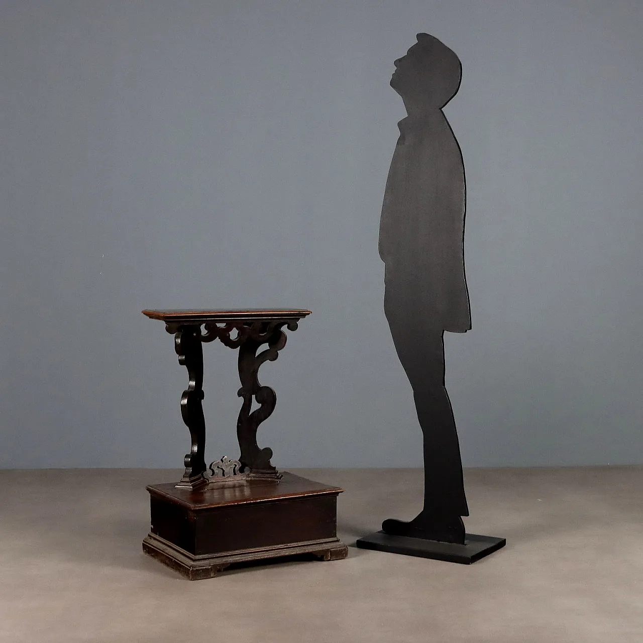 Baroque cherry writing desk with chestnut interior, 17th century 2