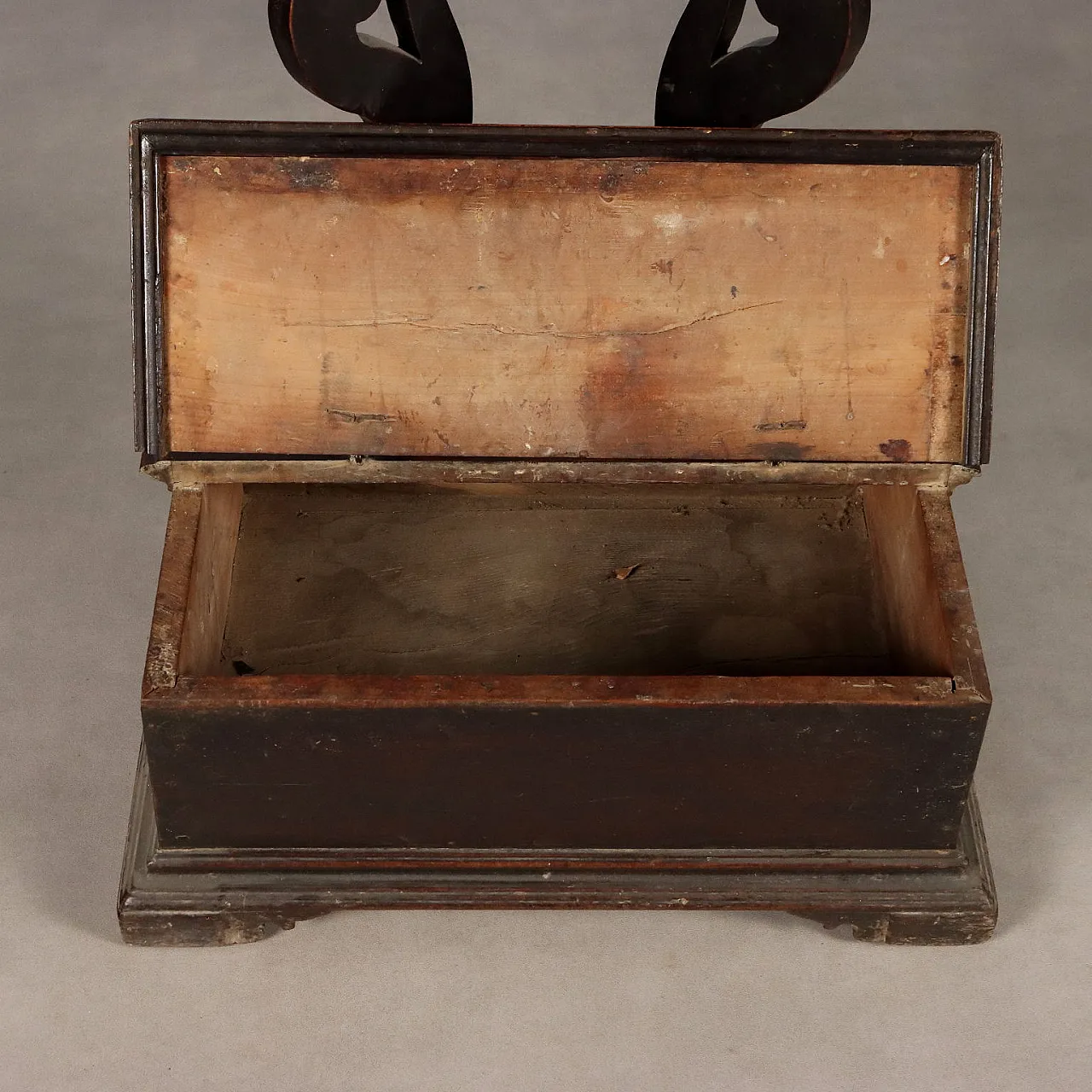 Baroque cherry writing desk with chestnut interior, 17th century 4