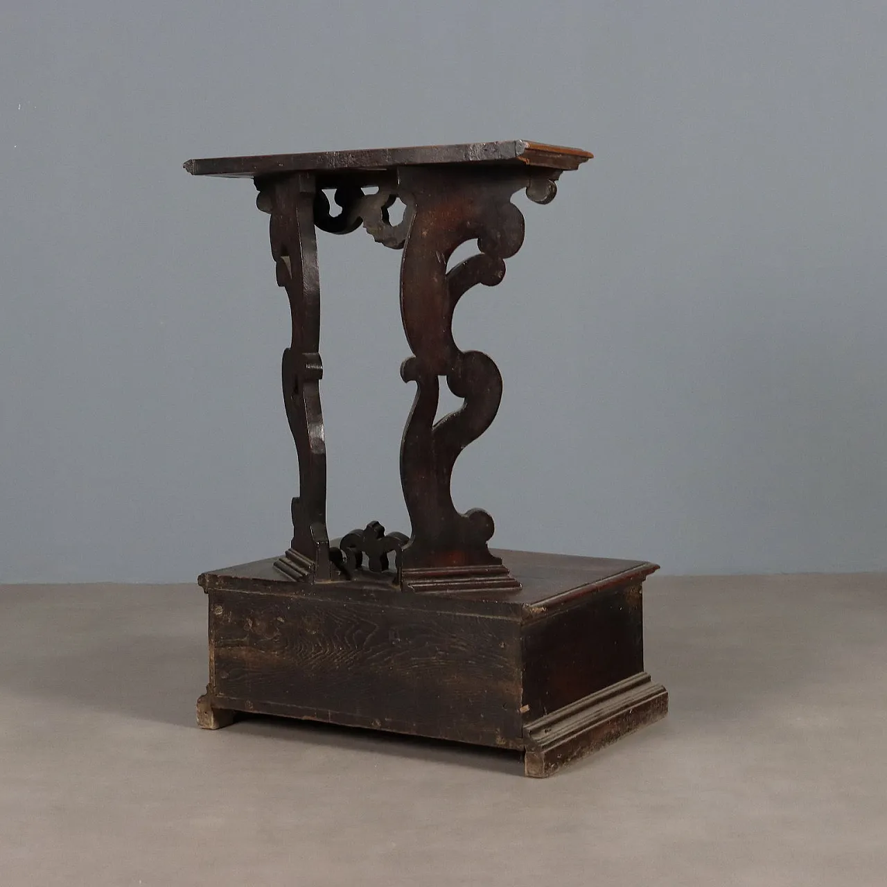 Baroque cherry writing desk with chestnut interior, 17th century 8