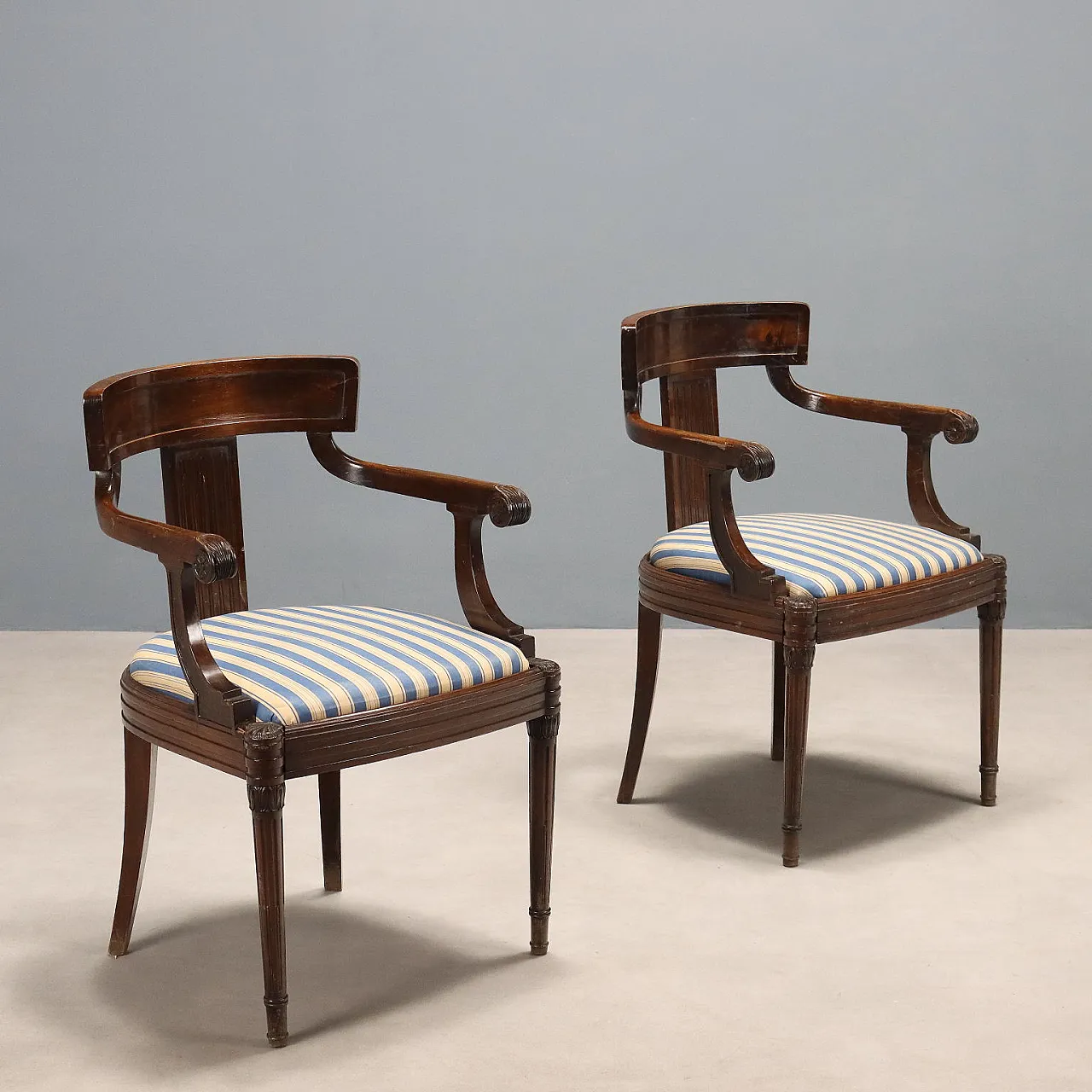 Coppia di poltrone in noce, fine '800 1