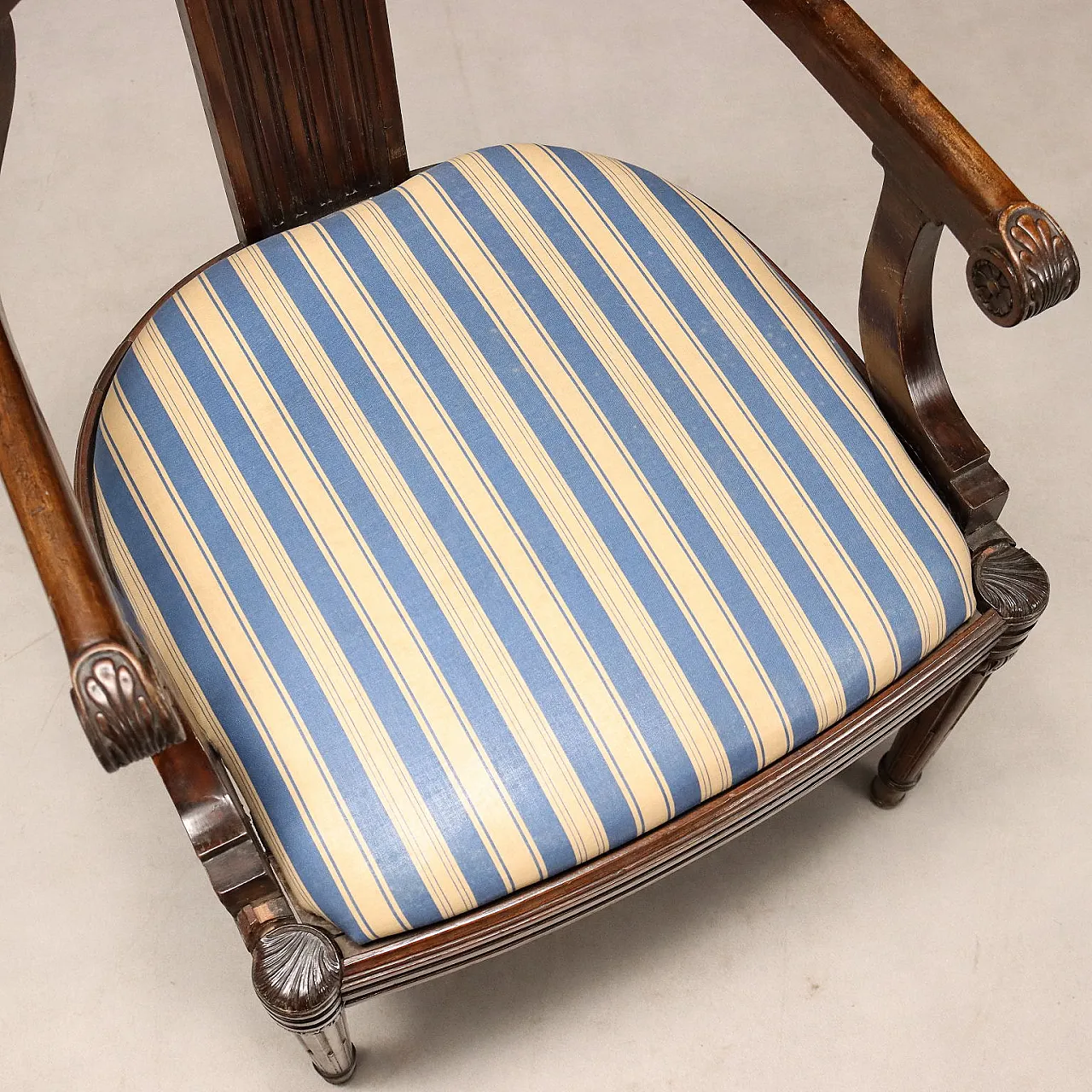 Coppia di poltrone in noce, fine '800 7