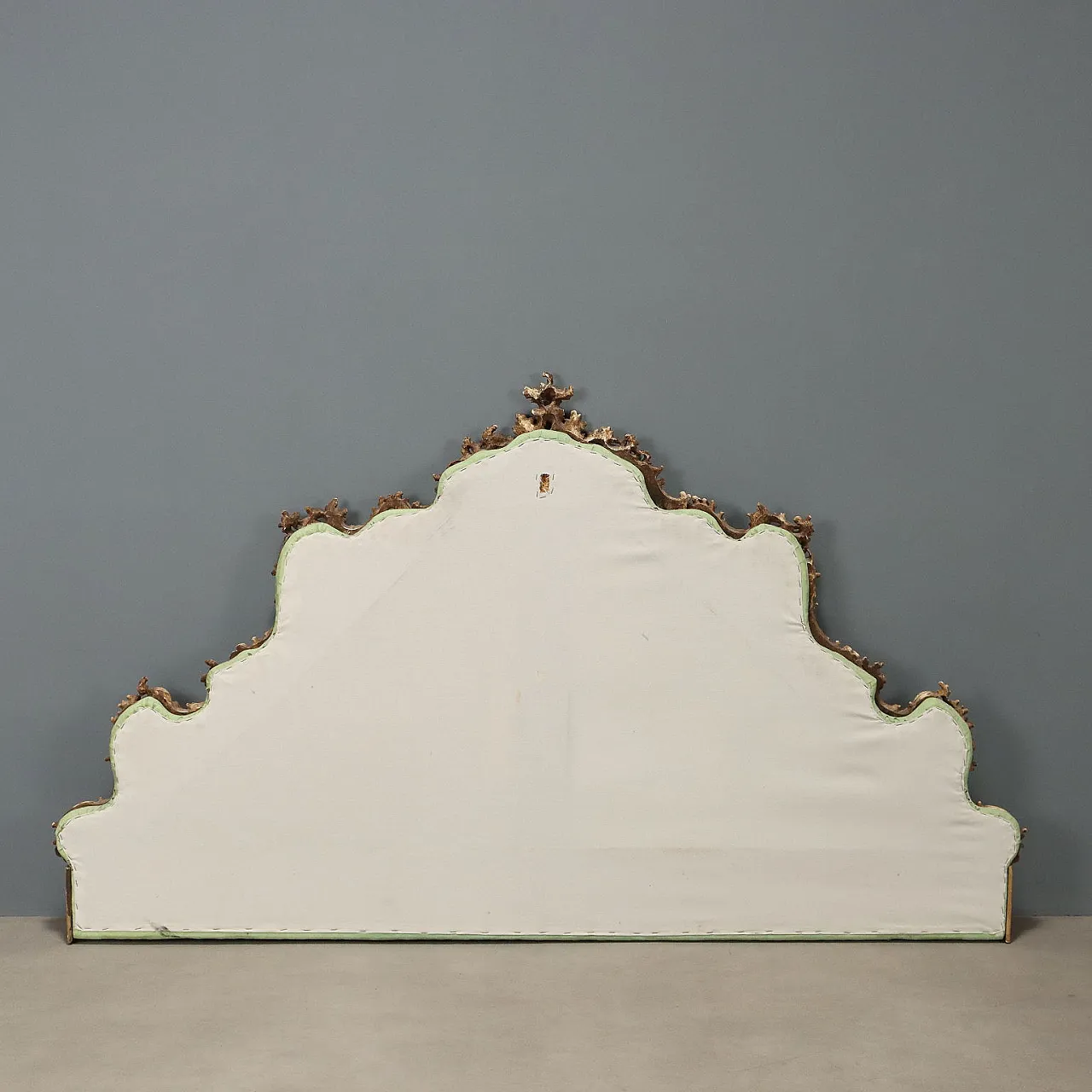 Carved and gilded wooden headboard, early 19th century 10