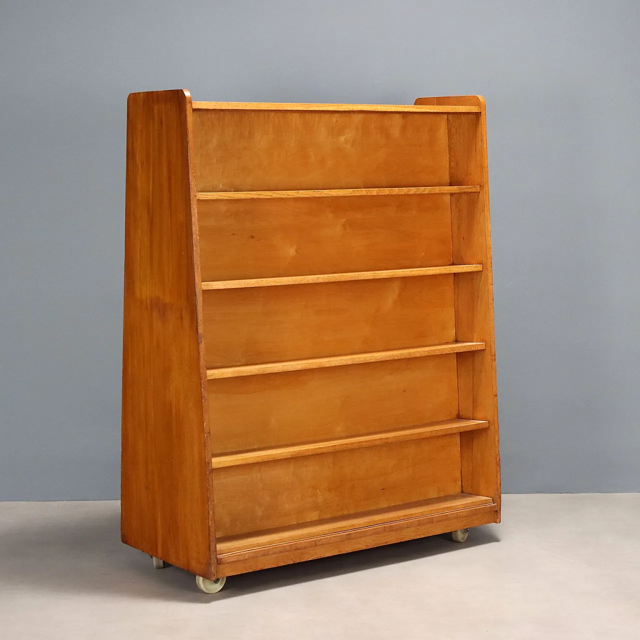 Maple veneered wooden cabinet with wheels and shelves, 20th century 1