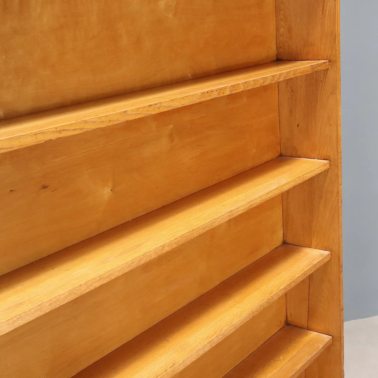 Maple veneered wooden cabinet with wheels and shelves, 20th century 5