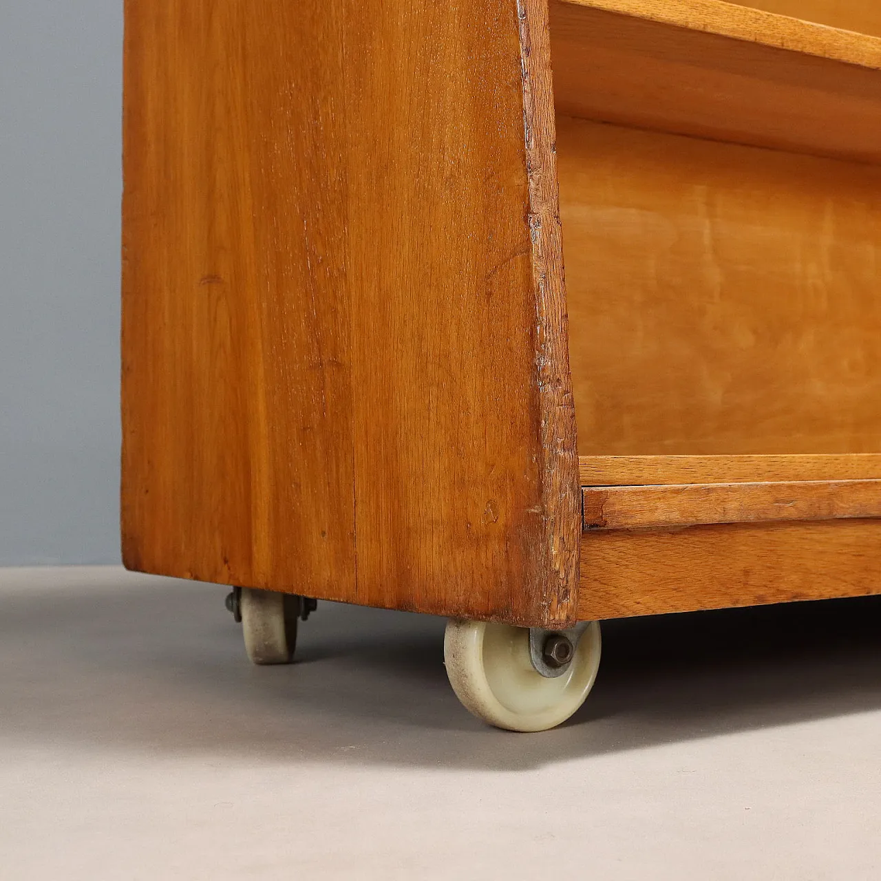 Maple veneered wooden cabinet with wheels and shelves, 20th century 6