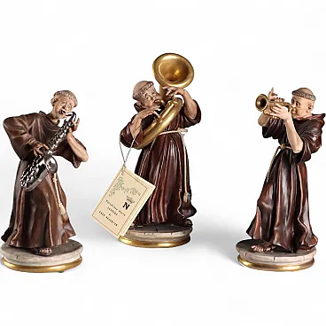 3 Figure in ceramica raffiguranti monaci che suonano, '900