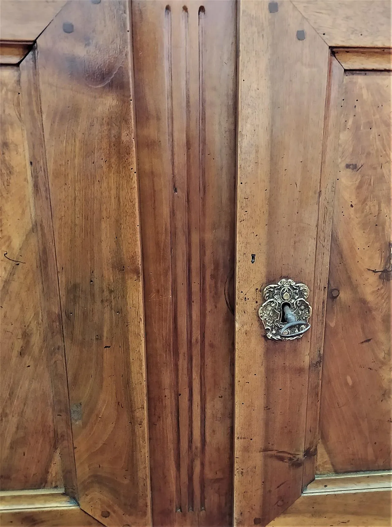 Provençal sideboard with three walnut doors, 18th century 5